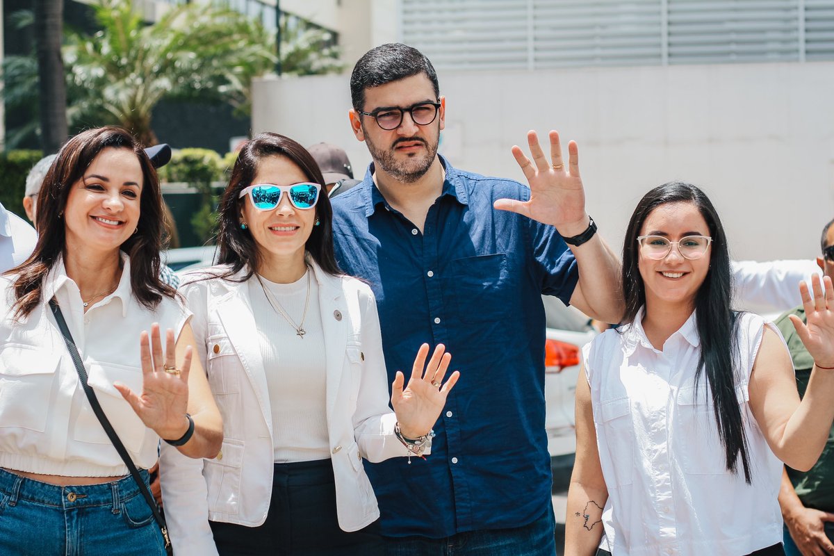 marcelaguinaga's tweet photo. Porque amo a mi país y anhelo que vuelvan los días de seguridad para todos, mi voto por #ElResugirDeLaPatria, asistí junto a @LuisaGonzalezEc y @aquilesalvarez. 
#VotaTodo5  
#LuisaPresidenta https://t.co/v9LB269sLw