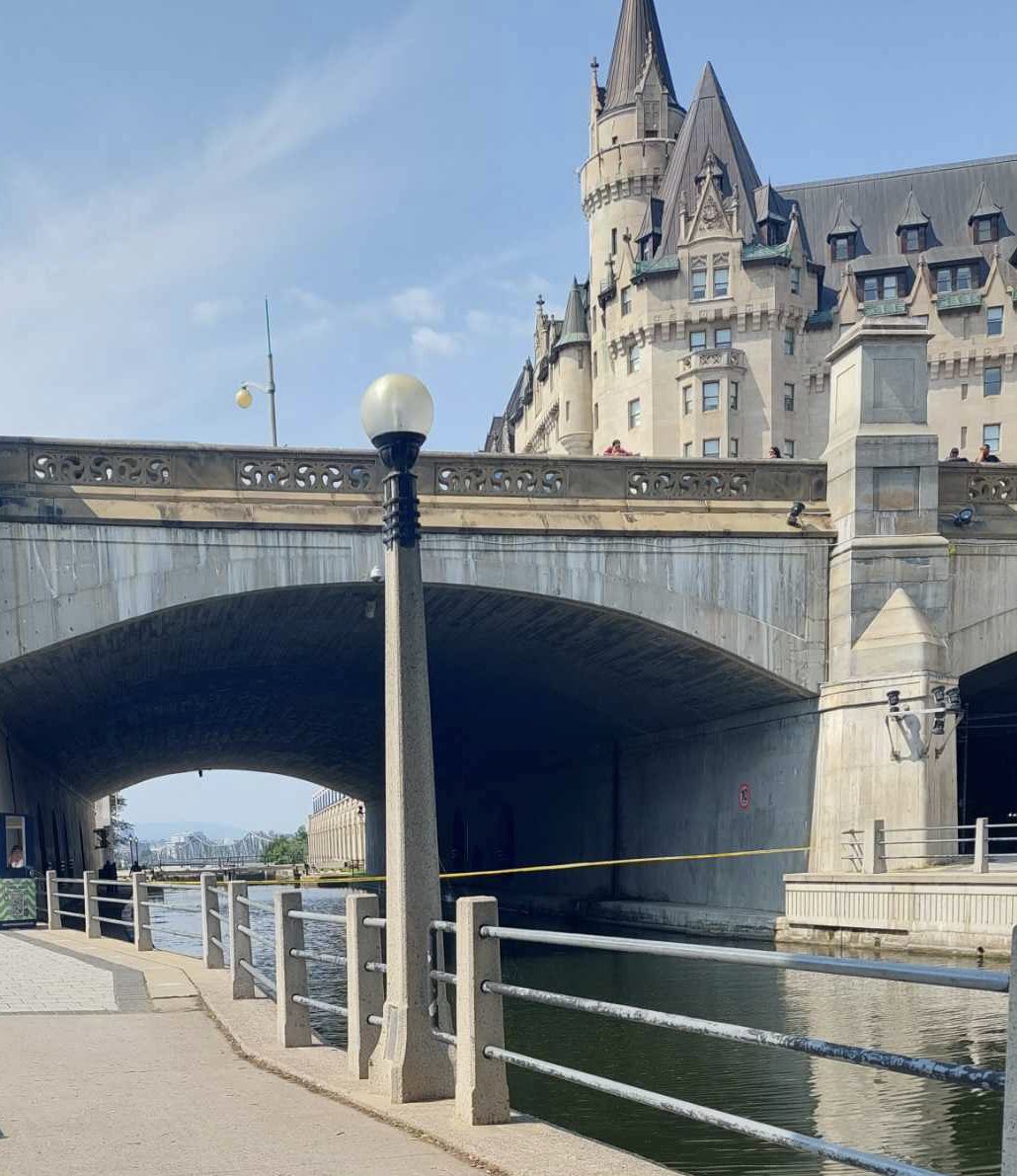 Cameradenuit2's tweet photo. Ottawa  

Le service de police enquête présentement sur la découverte d un corp dans le canal Rideau l’évènement et considéré comme suspect pour l instant 
Infos à suivre 
Vous avez des photos ou des videos  info@cameradenuit.ca https://t.co/z71KU5xj9A