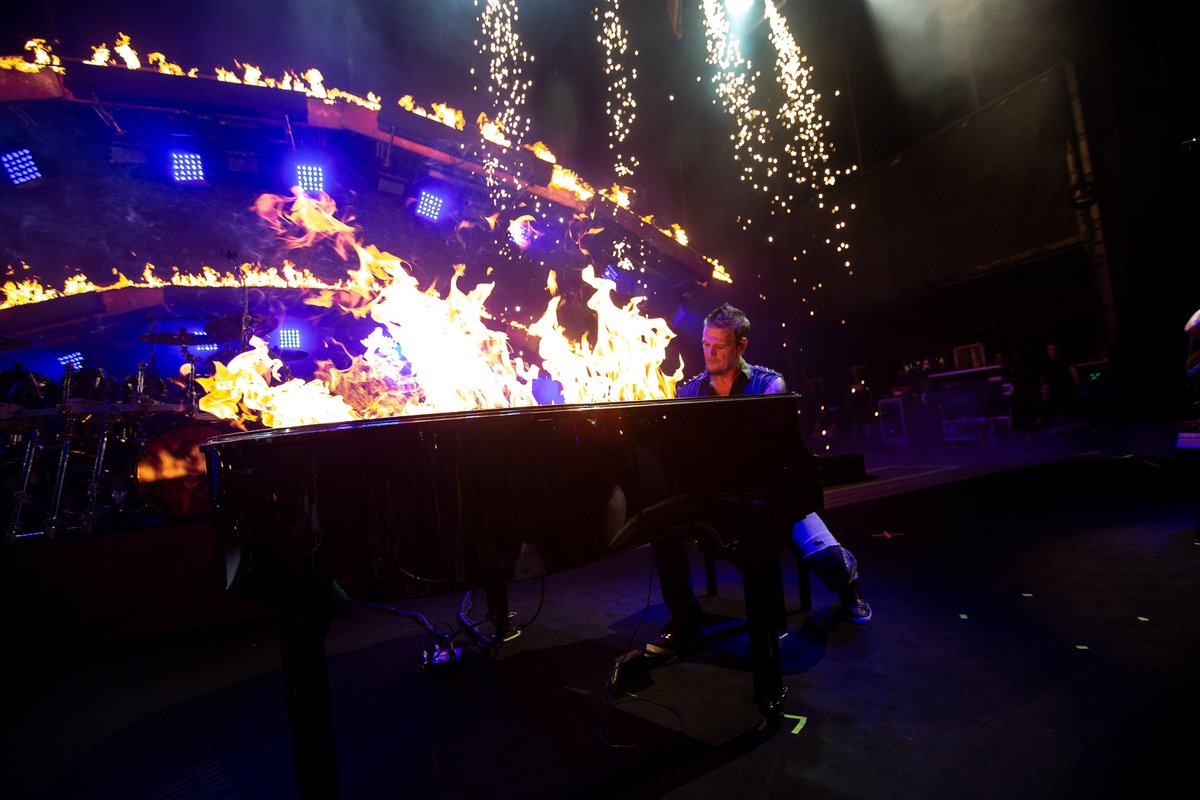 Disturbed's tweet photo. Some more shots from Last night at Jones Beach! 🤘⛓️🔥

📷 @britt_bowman 

#disturbed #divisive #takebackyourlifetour #wantagh #usa https://t.co/3ayBkUaex1