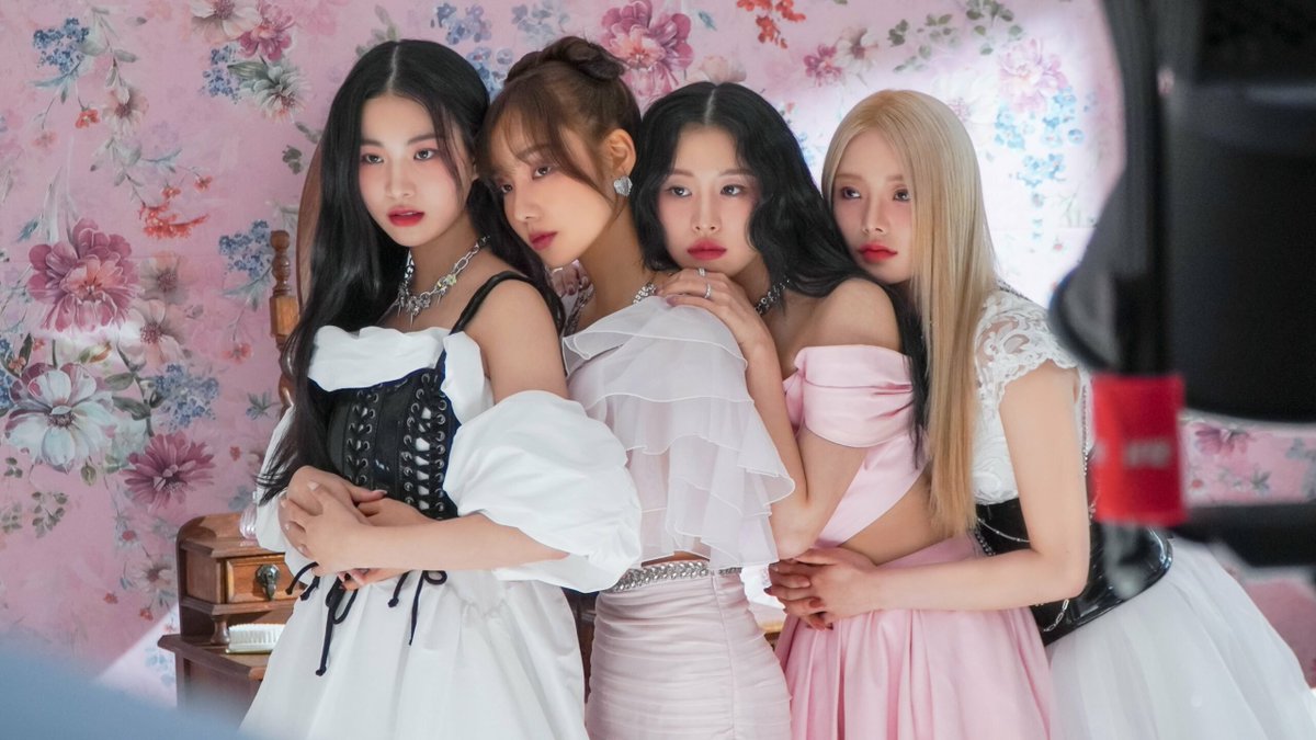 Iconicaba's tweet image. 💔Miembros de FIFTY FIFTY confiesan el control extremo y vigilancia bajo el CEO de ATTRAKT. CCTV constante y chequeos BMI. SBS "Unanswered Questions" revela detalles. Superaron problemas de salud y desean seguir promoviendo música. 🕵️‍♂️🎤 #FIFTYFIFTY #ATTRAKT #Controversia