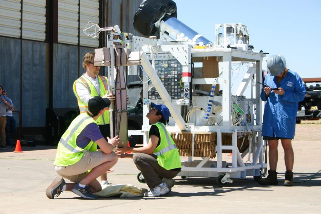 IPN_MX's tweet photo. ¡Un Huélum desde la estratósfera!
En un hecho histórico, participamos con éxito en la cuarta misión a la estratósfera con el módulo EMIDSS-4. El lanzamiento se realizó en la base de Fort Sumner, Nuevo México, Estados Unidos, como parte de la campaña FY23-FTS del Programa de Globos Científicos de la @NASA.
#HastaLaEstratósferaConElPoli