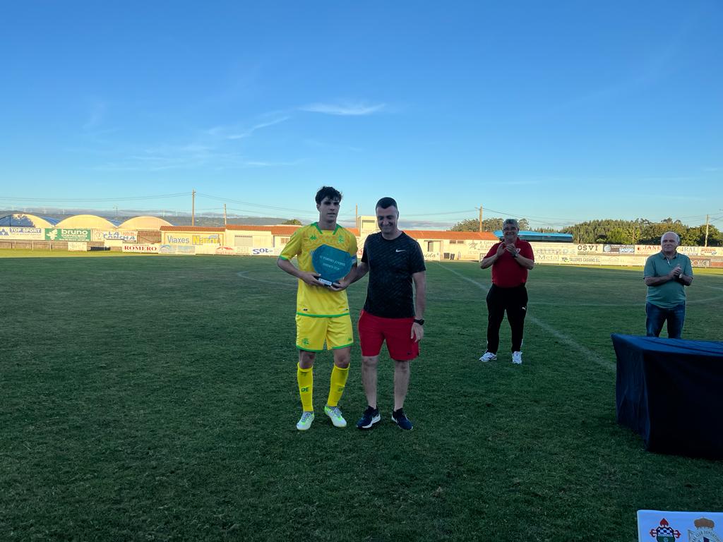 DassFigueiras's tweet photo. @RubenVilela6  capitán do @RCDeportivo  recolle o trofeo de campión da sexta edición da Sinde's Cup @JuvenilDH  #JuvemilDH https://t.co/O1u8Puce2h