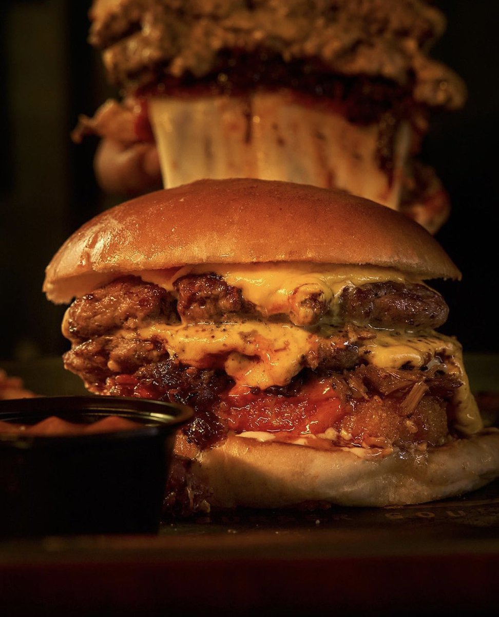 nwaf_d_a's tweet photo. أفضل و ألذ و أقوى برجر من تاكله بالرياض 
هو شيفز برجر 
@chefs_burger 

التغريدة ما هي دعاية والله 
لكني الفترة الأخيرة طايح فيهم 

و نصيحهم مرهم أفضل لا تطلب من تطبيقات التوصيل https://t.co/nL2i5DXhTA