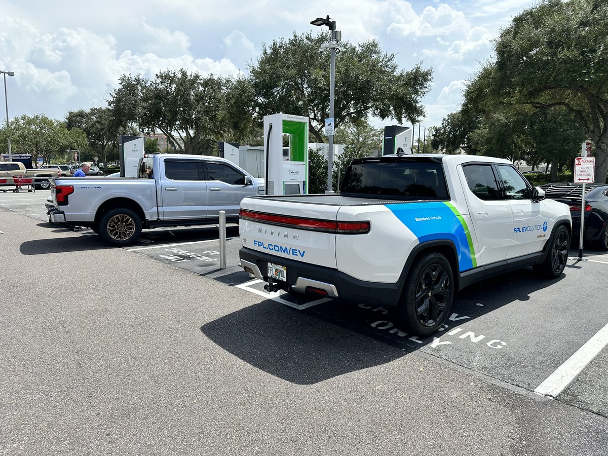 bkitch07's tweet photo. @RateYourCharge Electrify America Gainesville Archer Road - 2/10. 1 of 4 stations down, 1 derated to 27 kW, other 2 full. Line of 5+ cars waiting. https://t.co/HkdNh0uemu