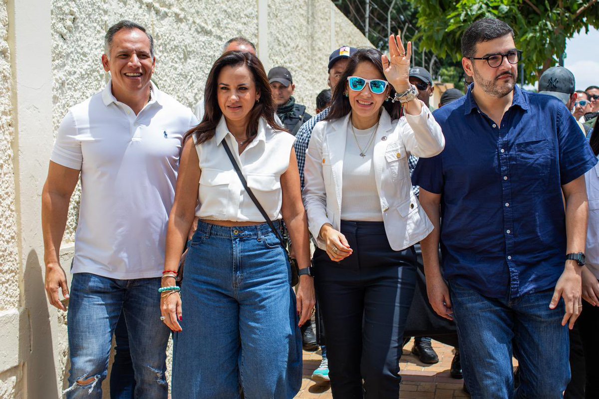 LuisaGonzalezEc's tweet photo. Guayaquil de mis amores acompañamos a su Alcalde Aquiles Alvarez y su Prefecta @marcelaguinaga a votar por el resurgir de la patria 💙💪🏼

#ResurgirDeLaPatria https://t.co/oNM6lJRuBI