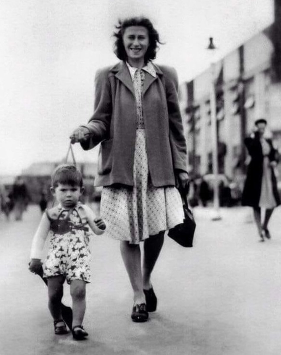 Tjeerd001's tweet photo. Keith Richards (the Rolling Stones) with his mum Doris. 1945 https://t.co/5eiIRjUn2F