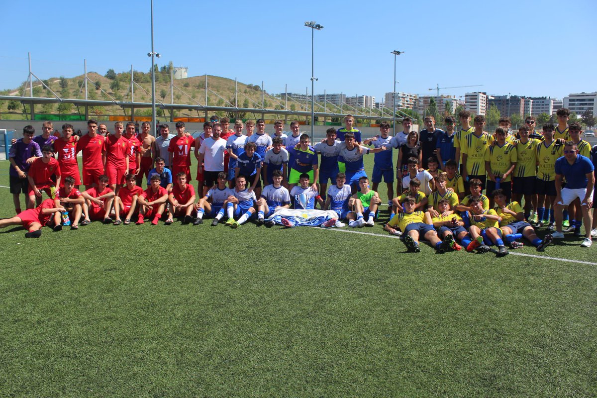 ucdburlades's tweet photo. Muchísimas gracias al @cdamayafutbol y al @club_amigo por hacer posible este Memorial, pero especialmente a la familia de Iñigo. De parte de todo el Burlades os mandamos todo nuestro cariño y afecto. 💙🤍 https://t.co/Exl06zQuHT
