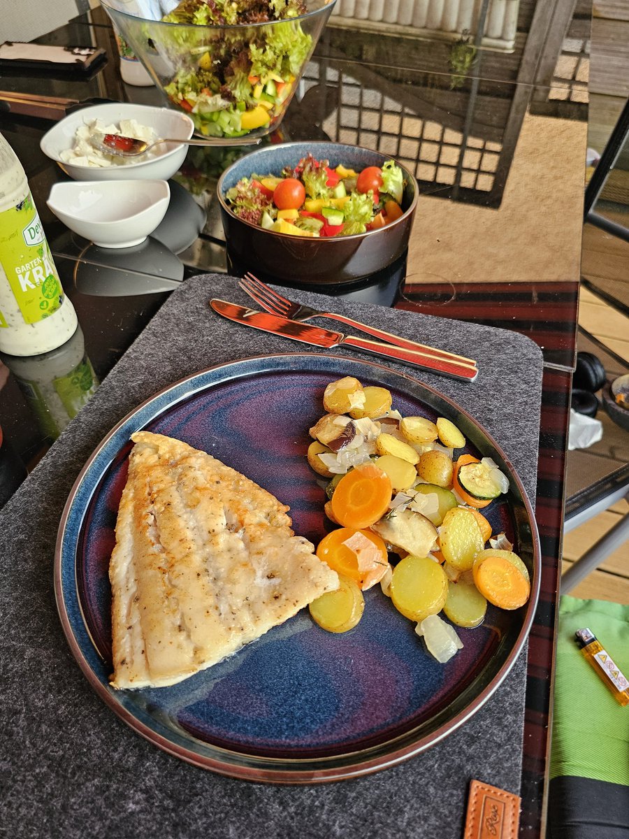 JustASmartie's tweet image. Hab zu viel Fisch. Das war heute mal richtig lecker. Ein wenig stolz bin ich ja schon.
Trotzdem wird's nicht meine Leidenschaft 😊
#sundaymeal #Cooking #fisch #gemuese