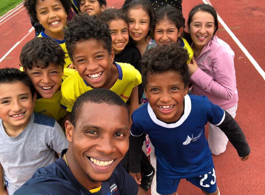 ASotomayorEcu's tweet photo. Porque los ecuatorianos merecemos mejores días!

Ponernos la camiseta que dice Ecuador y estar llenos de orgullo.
Merecemos cubrirnos con nuestra bandera celebrando las victorias y sonreír.

Por eso #yovotto por mejores días para el ECUADOR … ❤️ https://t.co/3IR9ilTiv8