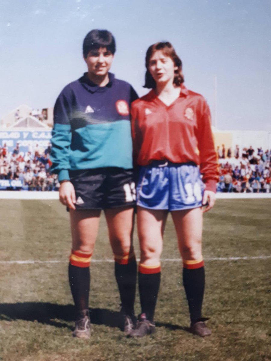 Mi tía Ixiar (derecha) fue capitana de la selección en los años 80 pero jamás pudo dedicarse al fútbol de manera profesional. Hoy nuestra selección ha conquistado el mundo y no solo ha hecho historia, también ha cumplido el sueño de millones de mujeres. GRACIAS🥹❤️