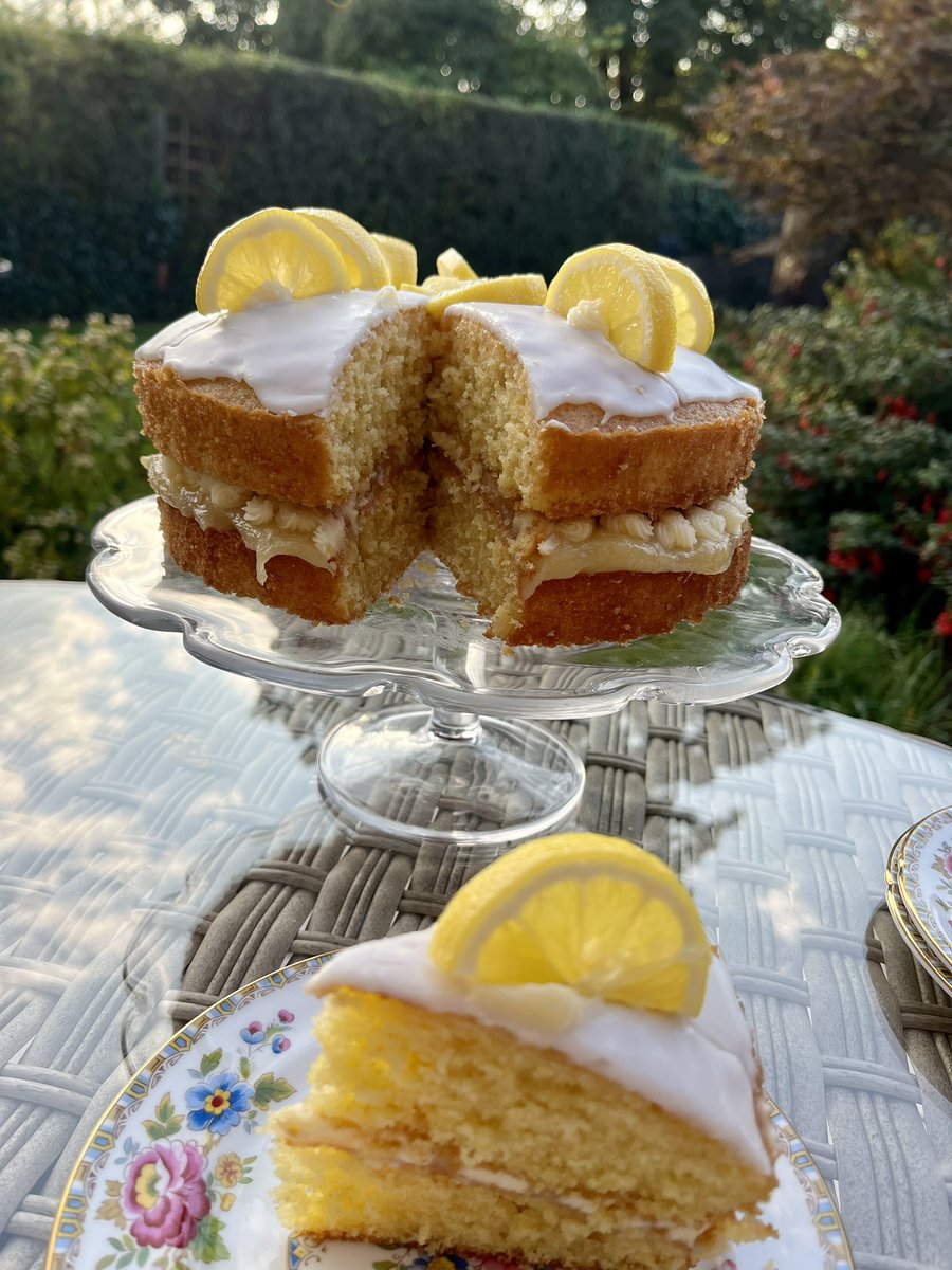 helengibson1's tweet photo. A glorious taste of summer with this zesty lemon drizzle cake..!
π βοΈπΌπ π βοΈπΌππβοΈπΌπ
#LemonCake #LemonDrizzle #Zing #CakeBaking #SoulFood #SliceOfHeaven #SummerBakes #AfternoonTea #GardenParty #PieceOfCake #RecipeForLife #SummerTreats #YorkshireLife #WeekendVibes https://t.co/kYoCGmDKa1