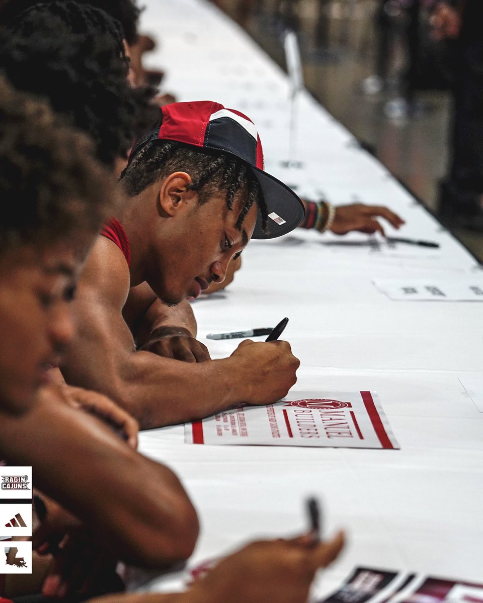RaginCajunsFB's tweet photo. 𝗙𝗔𝗡 𝗗𝗔𝗬 𝗜𝗡 𝗧𝗛𝗘 𝗕𝗢𝗢𝗞𝗦 ✍️

#cULture | #GeauxCajuns https://t.co/L5ZzjHYszH