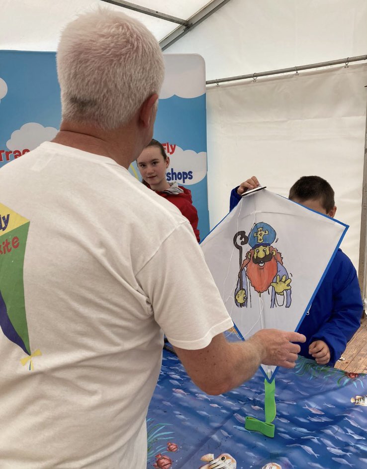 Well that’s another fab Family Fun Day @knockshrine delighted to meet 500 young people all designing great kites @goflyyourkite @BelfastHourNI @Louthchat @MayoLibrary @MayoScienceFest #BelfastHour @MayoCoCo @mayotourism #funforkids #childrenscrafts #diycraftsathome