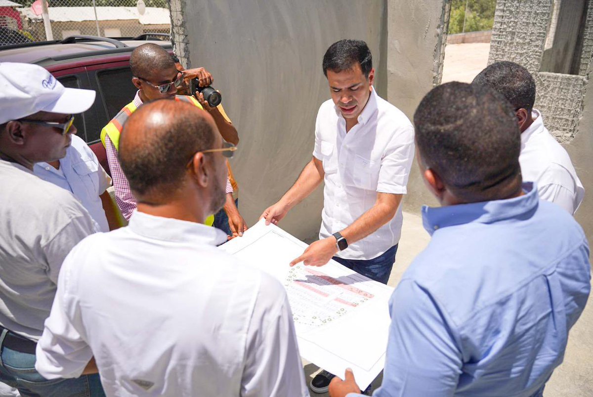robertoangel02's tweet photo. Dentro de nuestra visita a la provincia de Barahona, supervisamos la construcción de las casas que forman parte del Centro Habitacional Comunitario, con materiales amigables al medioambiente. 

Pronto, familias vulnerables en esta región tendrán acceso a viviendas seguras y dignas. 💚🏠 

#ProyectosEspeciales"