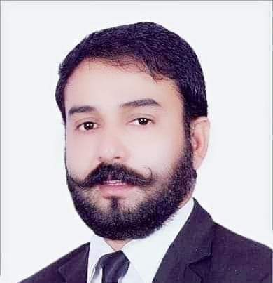 AJKMarwatAdvct's tweet photo. درخواست برائے سزا معطلی بنام جناب صدر پاکستان محترم عارف علوی صاحب۔۔

جناب عالی

مؤدبانہ گزارش ہے کہ آپ صدر پاکستان ہو اور آئین پاکستان کا آرٹیکل 45 آپکو سزائیں معاف کرنے یا گھٹانے کا مکمل اختیار دیتا ہے۔ جناب میرے لیڈر، میرے قائد اور میرے مرشد جناب عمران خان صاحب کو ایک غیر قانونی اور غیر آئینی ٹرائل کے ذریعے ایک متعصب جج دلاور کے ذریعے نہ صرف سزا دلوائی گئی بلکہ اب غیر قانونی طور پر اڈیالہ جیل کے بجائے اٹک جیل میں رکھا گیا ہے۔ جناب میرے لیڈر پر قاتلانہ حملے ہوچکے ہیں اور جناب نہ صرف میرے لیڈر سابق وزیراعظم پاکستان پر قاتلانہ حملے بلکہ 200 کے قریب توھین مذہب، دہشت گردی، قتل، چوری وغیرہ کے جھوٹے اور من گھڑت کیسز بھی بنائے گئے ہیں۔ بلکہ میرے لیڈر کو آپکے ماتحت اداروں نے کھلے عام دن دیہاڑے اسلام آباد ہائیکورٹ سے اغواء بھی کیا تھا۔ جناب یہ صرف میں نہیں کہہ رہاہوں بلکہ ملک کی سب سے بڑی عدالت کے چیف جسٹس نے اپنے فیصلے میں میرے لیڈر کی گرفتاری کو خلاف آئین، قانون قرار دیاہواہے۔ جناب اسکے علاوہ آپ پورے ملک میں ماوں، بہنوں اور قانون کے تابع شہریوں کے بنیادی حقوق کیساتھ کھلم کھلا کھلواڑ بھی دیکھ رہے ہونگے۔ نہ صرف شہریوں کے بنیادی حقوق بلکہ میرے ملک کے آئین، قانون سے بھی کھلواڑ کیا جارہاہے اور ملک کے آئین، قانون کو بے توقیر کردیاگیا ہے۔ جناب ایسے حالات میں جہاں کرمنل، غدار اور کرپٹ جن لوگوں کو جیلوں میں اور خاص کر سزائے موت کی کوٹلیوں میں ہونا چاھئیے وہ ہمارے سربراہان بن کر معصوم، بے گناہ اور امت مسلمہ کے لیڈر جناب عمران خان صاحب کو ایک جھوٹے اور من گھڑت کیس میں اٹک جیل میں قید کئے ہوئے ہیں۔ جناب آئین پاکستان آپکو کسی بھی ملزم کے کیس کی فائل متعلقہ عدالت سے منگوانے کا اختیار دیتی ہے اور خاص کر ایسے کیس میں سزا معاف کرنے کی آپکو مکمل اختیار دیتی ہے جسمیں مدعی کسی پرائیویٹ شخص کے بجائے ریاست ہو اور وہ بھی کیس صرف ٹیکس ریٹرن میں رقم درج نہ کرنے کا ہو۔۔۔ لہزا ایسے میں میں عبدالجلیل خان مروت ایڈوکیٹ آپ سے نہایت مؤدبانہ اور عاجزانہ درخواست کرتاہوں کہ اپنے اختیار کو بلاڈر، خوف بغیر کسی تعطل یا دیر کے فوراً استعمال کیجیئے تاکہ امت مسلمہ کے لیڈر عمران خان کو اور پوری امت مسلمہ کو جلد سے جلد اور فوری انصاف مل سکیں اور وہ آنے والے الیکشن میں آزاد شہری کی حثیت سے پھر سے وزیراعظم پاکستان بن کر دنیا میں فخر کیساتھ پاکستان کی رہنمائی کرسکیں۔۔۔ جزاکم اللہ

عین نوازش ہوگی

آپ کا تابعدار، ممنون،مشکور، دعاگو

عبدا لجلیل خان مروت ایڈوکیٹ
ایڈیشنل سیکرٹری لیگل افیئرز سندھ
پاکستان تحریک انصاف
03002074066
03452423220       
#President_Alvi_held_hostage
#PresidentAlvi
#President_Alvi_held_hostage #PresidentSackCOAS #عمران_خان_پر_ظلم_نامنظور #عمران_تمہارے_ساتھ_رہیں_گے #عمران_خان_کو_ہم_لائیں_گے #عمران_خان_ایک_نظریہ_ہے 
@PakistannFirst @OfficialShehr @OmarAyubKhan @ISFPakistan @PTIOfficialUAE @PTIOfficialCA @PTI_KHI @ptiausofficial @PTISindhOffice @PTIOfficialRWP @PLF_Officials @DRBASMA12128243 @PTIofficial @ptisindhupdates