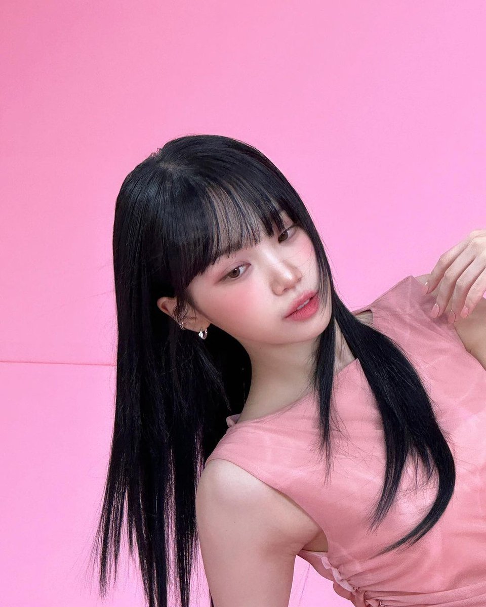 Dominated by a sweet light pink color, I build character for my innocent pose well, especially supported by a beautiful matching dress. Pose and pose, I wish you the best of results in the future. With so many color photo concepts that I tried, I hope you all like the results.