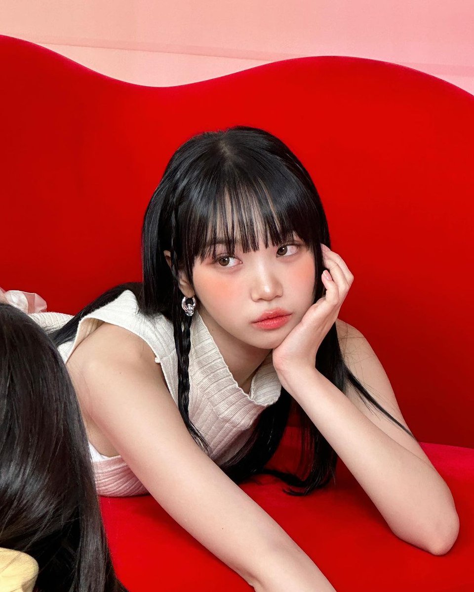 Red and white is the perfect mix befitting someone who is elegant and innocent, yet has an unrivaledly strong impression. Still with my long hair left flowing neatly, this time the concept for my pose is flat-face chaewon. Do you think I suit this style?