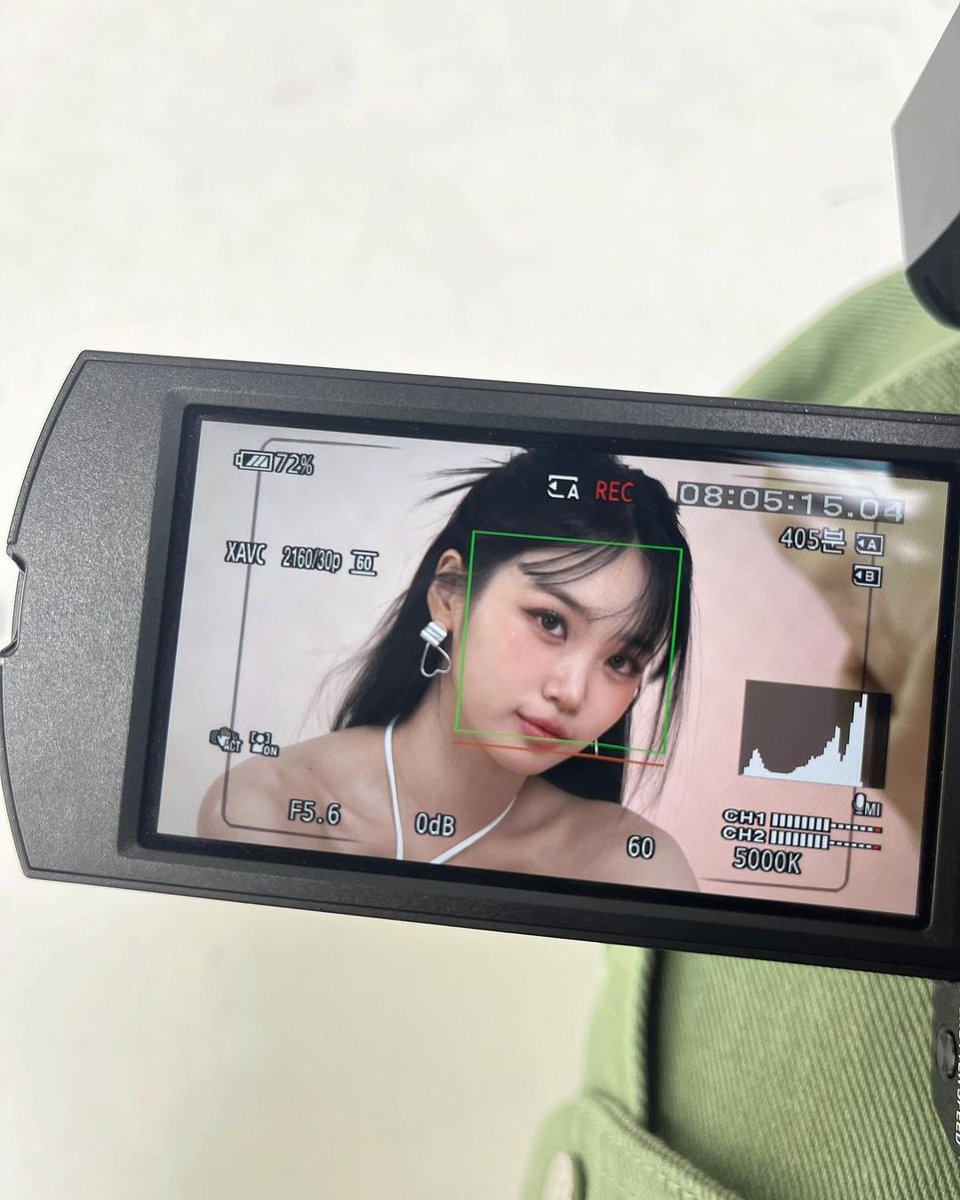 Behind the scene from the makeupforever photoshoot that I just uploaded.The outfit I like, with my long hair neatly tied up, and a beautiful white dress that looks elegant seems to make me look better. Thank you for saying so many good things for me!