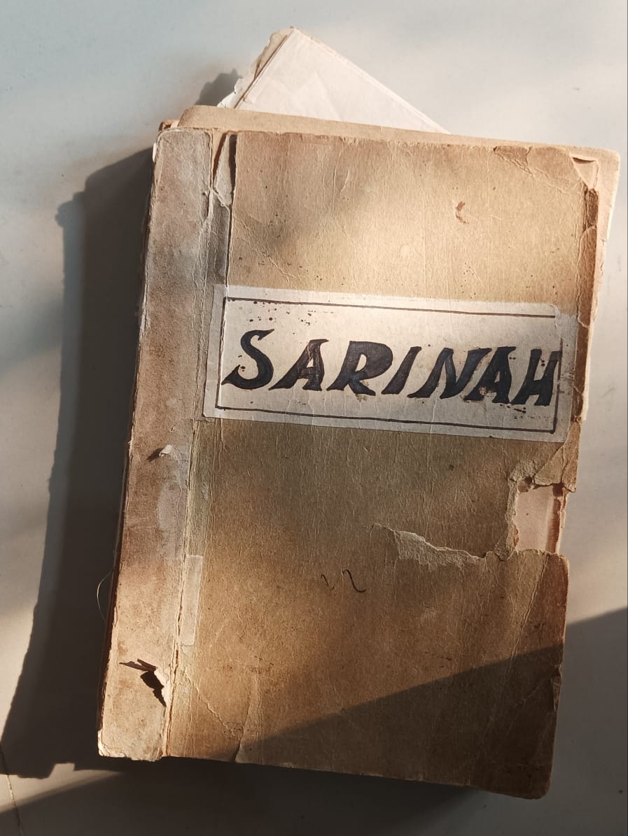deschooling45's tweet photo. membaca #ManuskripSarinah ditulis oleh Ir. Soekarno. 

menceritakan tentang sejarah perempuan, evolusi cara berfikir (kebudayaannya) dan keterkaitannya terhadap negara tanpa bermaksud mendikotomikannya dengan laki2. sy membacanya pada ranah empiris dan bebas nilai.
- @fatmarra https://t.co/z08vXs9uaT