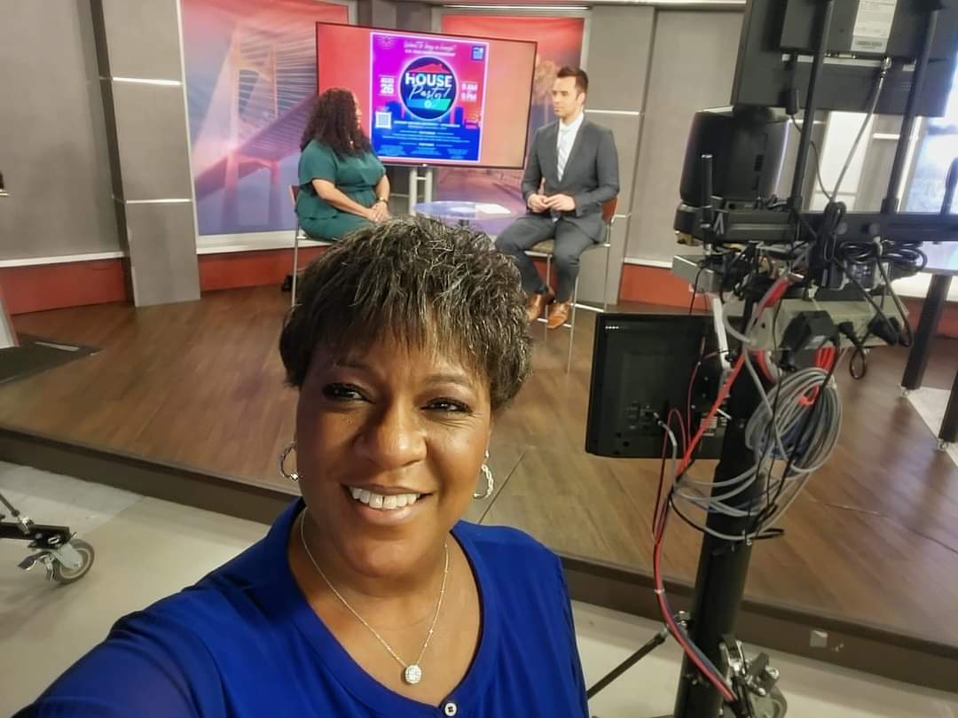 angelaspearscom's tweet photo. Always a fun time when a client is on the air! Carrie Davis & #WealthWatchers on @FCN2go GMJ Sat. w/ @RichFCN - HUD House Party. Learn about homebuying process Sat. from 9 a.m. - 5 p.m. at EWU Gym. Scan QR code to register. (Flyer designed by #ASCommunication) #PowerOfYourVoice https://t.co/rll5xq10hj