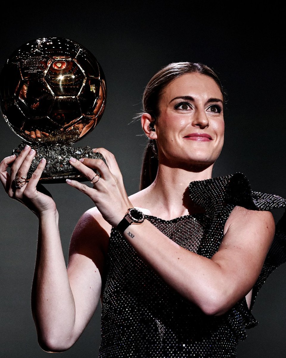 TopMGSzn's tweet photo. Alexia Putellas is the First Woman ever to win the World Cup, UCL, and a Ballon D'Or 👸

Only 9 Men have achieved this feat before -

⭐ Bobby Charlton 🏴󠁧󠁢󠁥󠁮󠁧󠁿
⭐ Gerd Müller 🇩🇪
⭐ Franz Beckenbauer 🇩🇪
⭐ Paolo Rossi 🇮🇹
⭐ Zinedine Zidane 🇫🇷
⭐ Rivaldo 🇧🇷
⭐ Ronaldinho 🇧🇷
⭐ Kaka 🇧🇷
⭐ Lionel Messi 🇦🇷