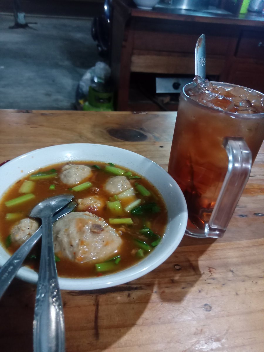 Nurulkjo1's tweet photo. Maaf aku pelupa🙏🏻
Mudah melupakan perselisihan
Mudah melupakan masalah
Mudah melupakan orang yang jahat sama aku
Mudah melupakan hal yang ngga penting
Makan saja aku lupa 🤣🫣
Tapi kenapa aku susah melupakanmu ?
Dasar aku....

#eeeeaaaaa https://t.co/l7rkppKYeT