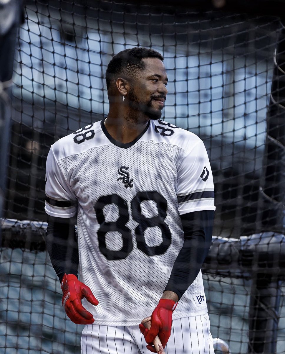 BleacherReport's tweet photo. The White Sox football jerseys are CLEAN 🔥😮‍💨

(via @whitesox) https://t.co/4fIjNasyZ5
