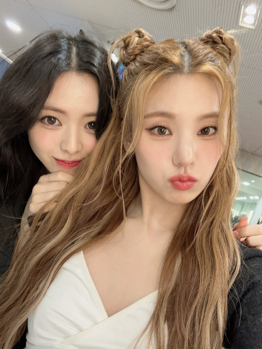 thclwa's tweet photo. hwangshin selfies im crying they’re so cute https://t.co/l19LyUSKbV