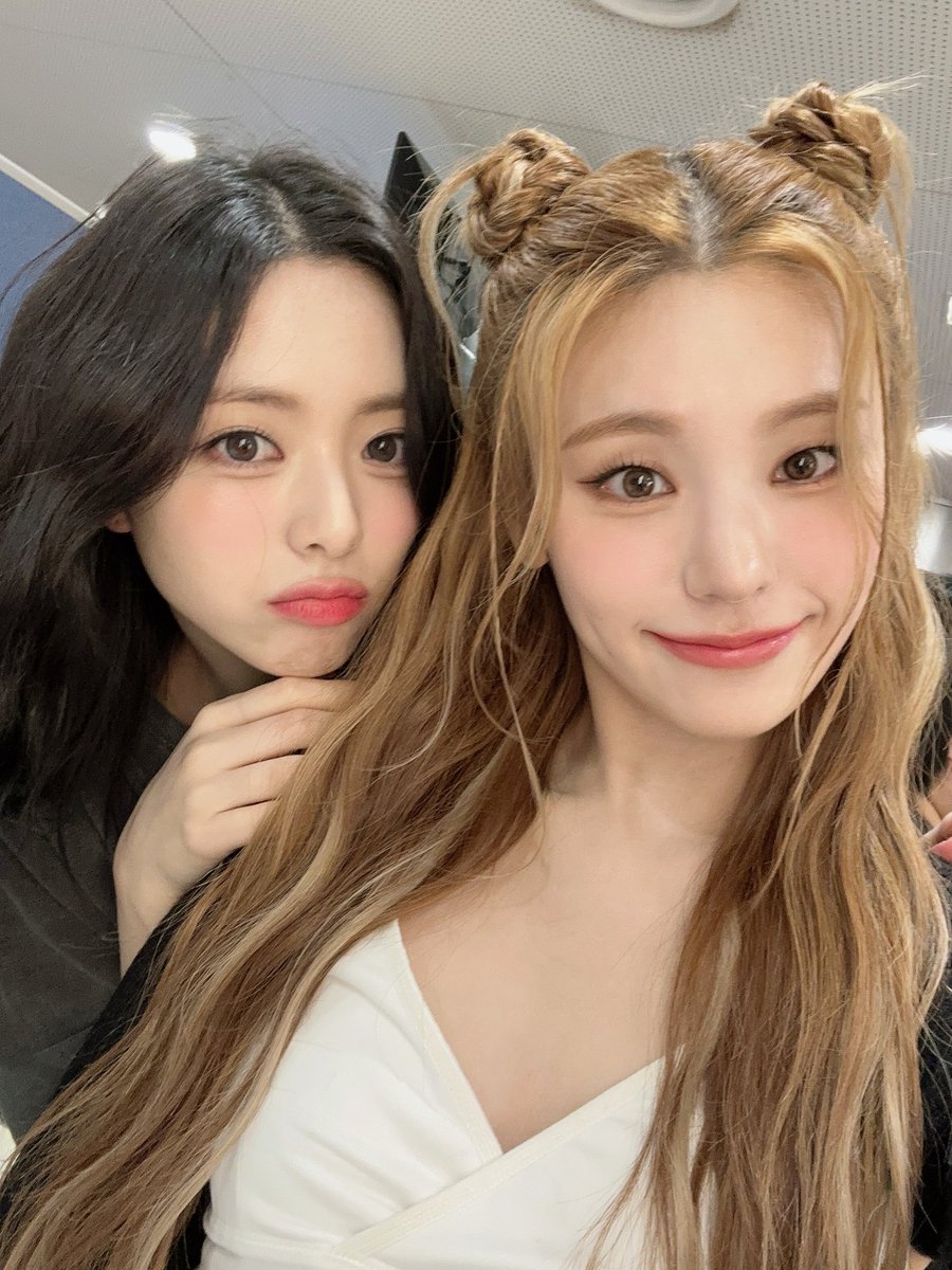 thclwa's tweet photo. hwangshin selfies im crying they’re so cute https://t.co/l19LyUSKbV