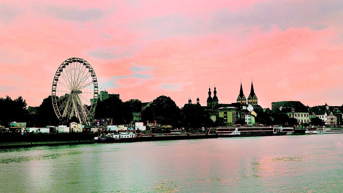 KHofsttter's tweet photo. Der Blick am Sonntag auf Koblenz. https://t.co/mjUPcspneh