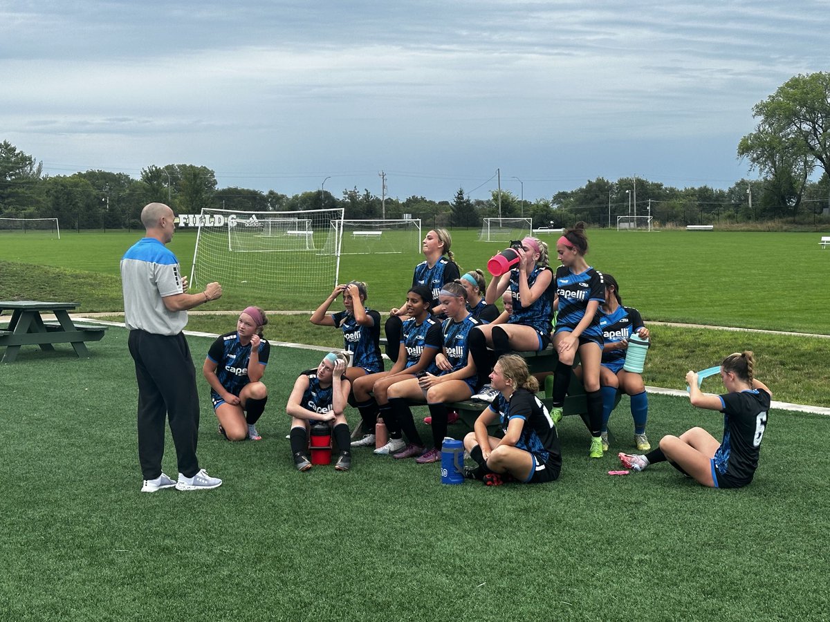 Coach Caution with his halftime speech…⁦<a href="/MoRushSoccer/">Missouri Rush</a>⁩ 08G United up 3-0 at half

Goal scorers:
Kamryn C
Madison G
Kaylee F