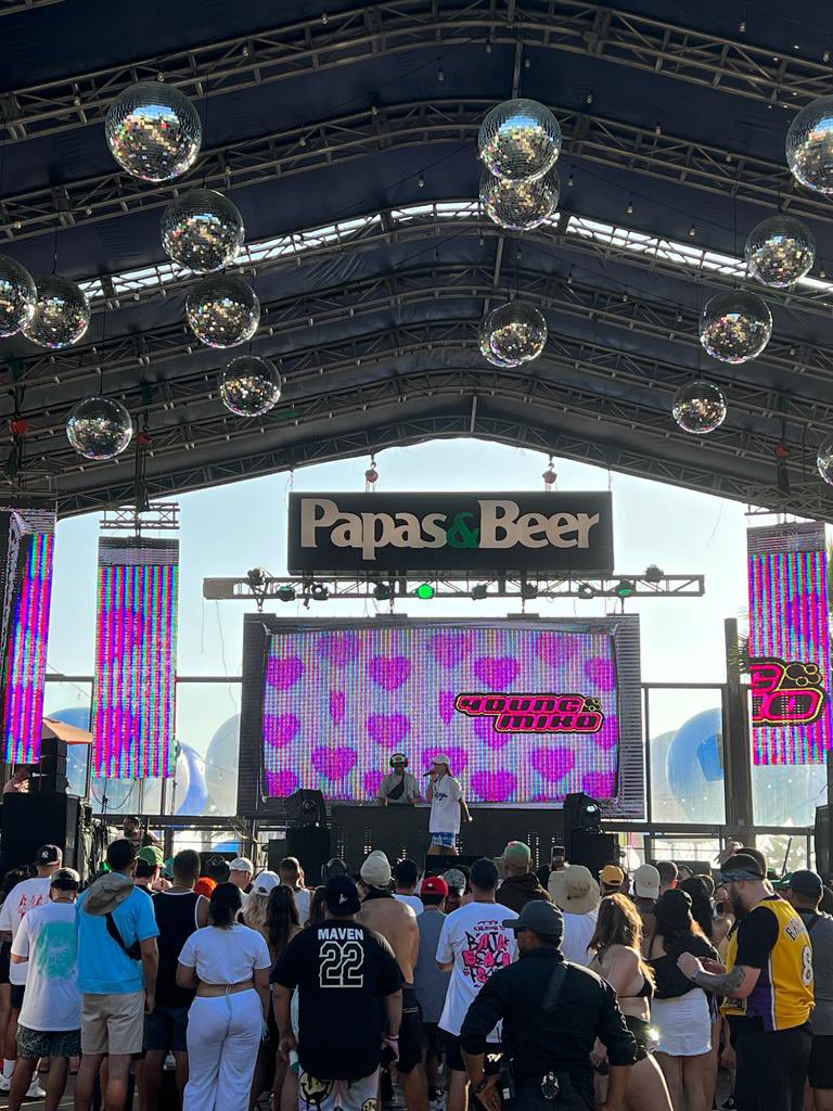itsyoungmiko's tweet photo. Baja Beach Fest 2022 vs 2023 💗 
nunca dejen de soñar - ! 🫶🏼🫶🏼🫶🏼 https://t.co/T05e4e1Qo0