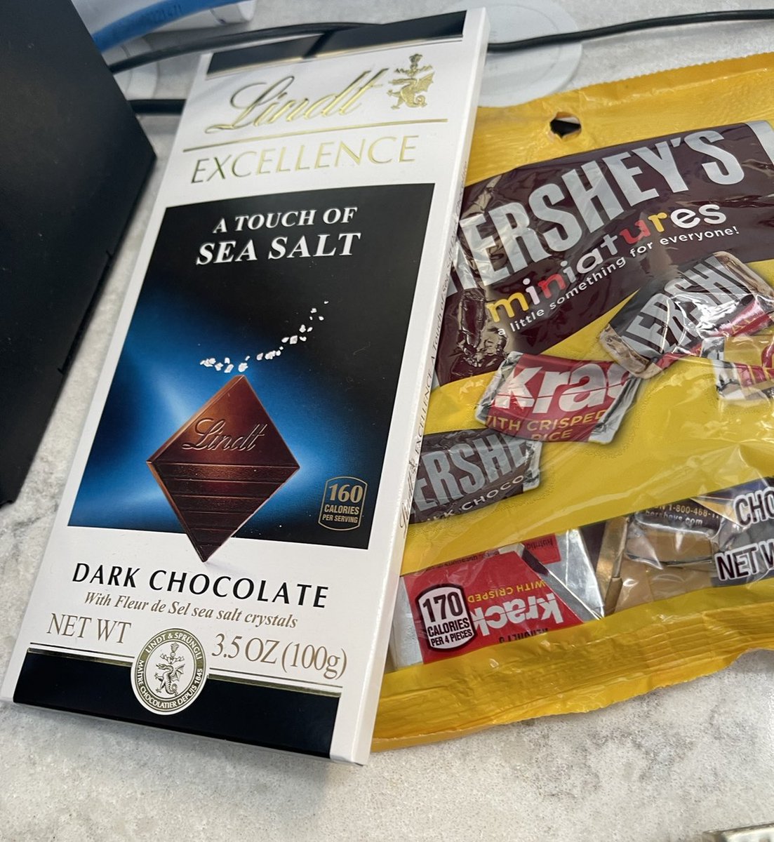 Dina8181's tweet photo. It is #AppreciationDay at work
Lots of #Chocolate ๐
#United
#SALife
#EarlyBird https://t.co/OGW7PJxCpj