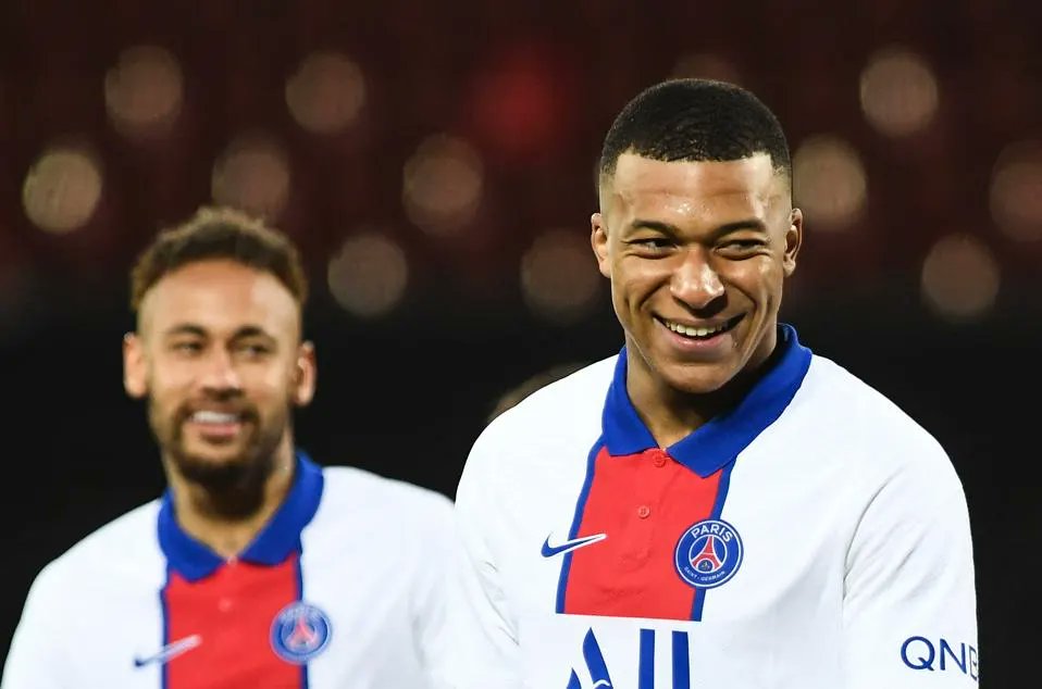 DeadlineDayLive's tweet photo. 🚨 Kylian Mbappé no longer rules out extending his contract at PSG. 🔴🔵

He appreciates the club's latest choices:
▪️ The signing of Gonçalo Ramos (real number 9)
▪️ The signature of his friend Ousmane Dembélé
▪️ The departure of Neymar

He feels the club is now going in the right direction.

(Source: @le_Parisien_PSG)