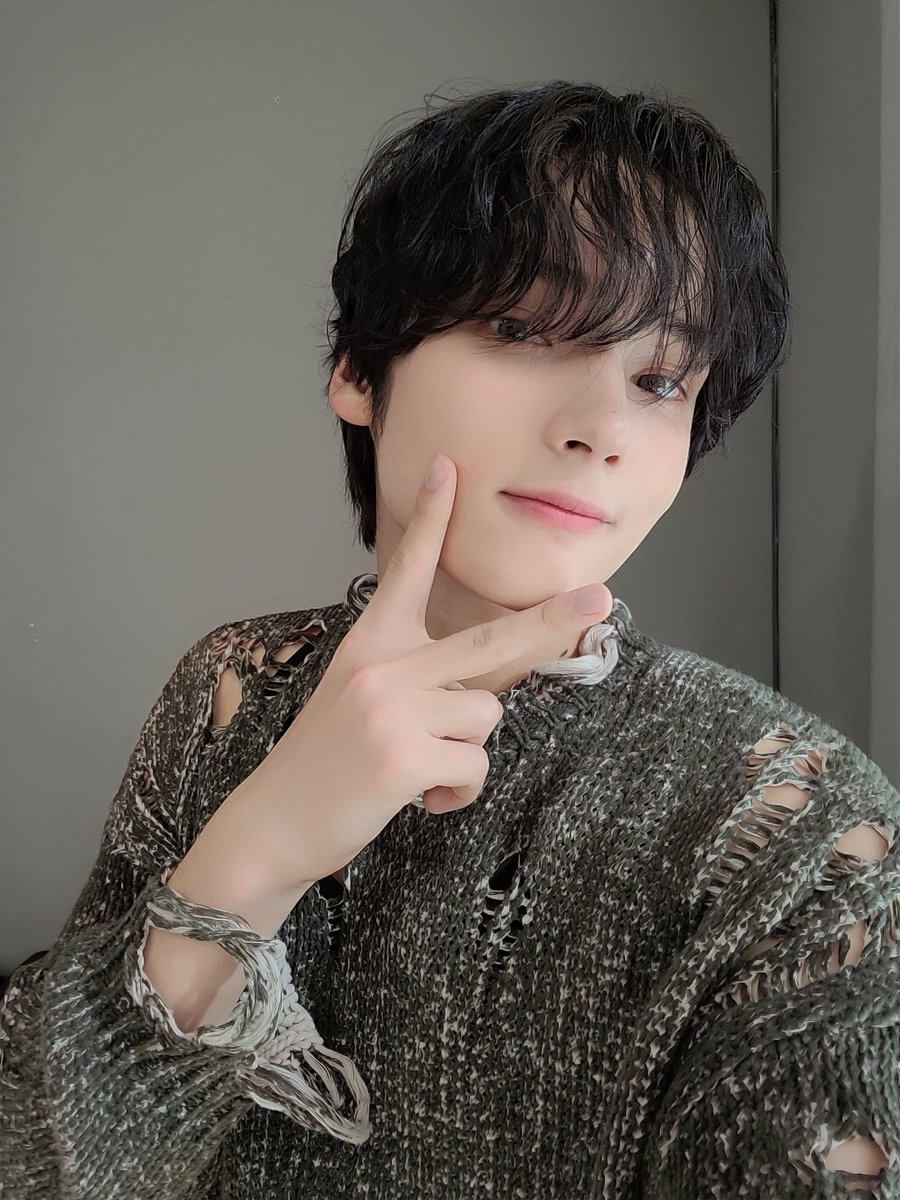 휴닝이가 중심인 여름을 보내고 있고
앞으로도 모아의 계절이 되어줘 🩵🤍💚

#휴닝카이가_가져온_여름한스푼
#OurMondayIsHUE