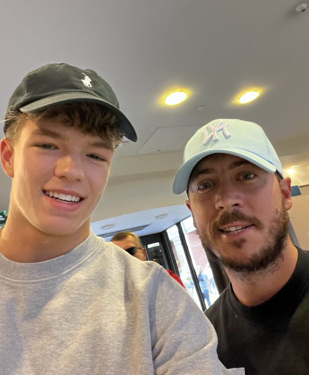 CFCDigest's tweet photo. 🚨🚨EDEN HAZARD IS AT STAMFORD BRIDGE FOR THE GAME AGAINST LIVERPOOL!

(@philipwohltorf) https://t.co/bx4kt19Ppd
