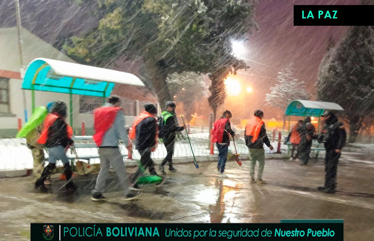 Pol_Boliviana's tweet photo. #GestiรณnOperativa
#Ley259
LA POLICรA BOLIVIANA CONTINUA CON LA EJECUCIรN DE TRABAJOS COMUNITARIOS EN BENEFICIO DE LA SOCIEDAD
Nuestros servidores policiales realizaron la supervisiรณn y control de la limpieza de parques, plazas y principales avenidas a nivel nacional. https://t.co/VQtQqtdsgn