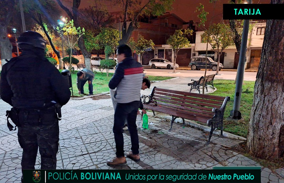 Pol_Boliviana's tweet photo. #GestiรณnOperativa
#Ley259
LA POLICรA BOLIVIANA CONTINUA CON LA EJECUCIรN DE TRABAJOS COMUNITARIOS EN BENEFICIO DE LA SOCIEDAD
Nuestros servidores policiales realizaron la supervisiรณn y control de la limpieza de parques, plazas y principales avenidas a nivel nacional. https://t.co/VQtQqtdsgn