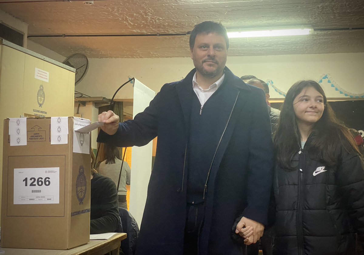 SantoroLeandro's tweet photo. Con alegría y esperanza, voté en la Escuela nro 9 del barrio de San Cristóbal. Hace 40 años recuperamos la democracia, la mejor manera de honrarla es ejerciendo nuestro derecho a votar! 🗳💙🇦🇷 https://t.co/zkjJON5eqV