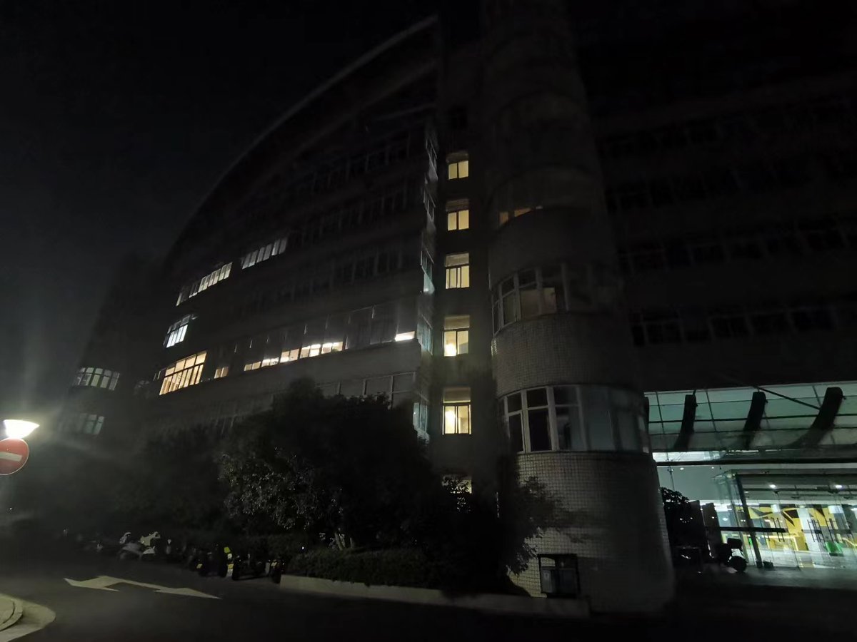 JieWang_ZJUI's tweet image. 紫金港暑研告一段落
- 非常酷而且温暖的一次旅程，在银泉暂住的日子感受到了中国大学校园的热烈与色彩
- very compact，very productive
- 月牙楼 is SOTA Research Center in ZJU
- 离开银泉八舍，解甲归田
人机交互，人与AI应当彼此相扶
尊重人的科技未来才是值得期许的未来
#ZJU #inLAB #LLM