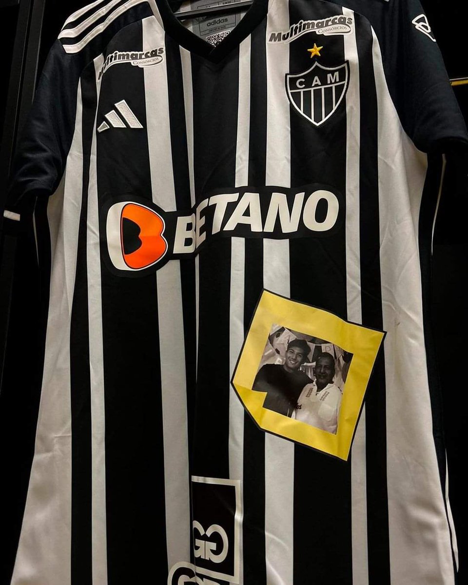 Brasserpod's tweet photo. I dag er det Fars Dag i Brasilien.
Det markerer Atlético MG med trøjer hvor spillernes fædre hyldes på forskellige måder. På målmandstrøjen står der f.eks Søn af Paulo. Den slags dage holdes meget i hævd i Brasilien.
Atlético spiller i dette øjeblik mod Bahia. 0-0 ved pausen. https://t.co/9Msz6SruF2