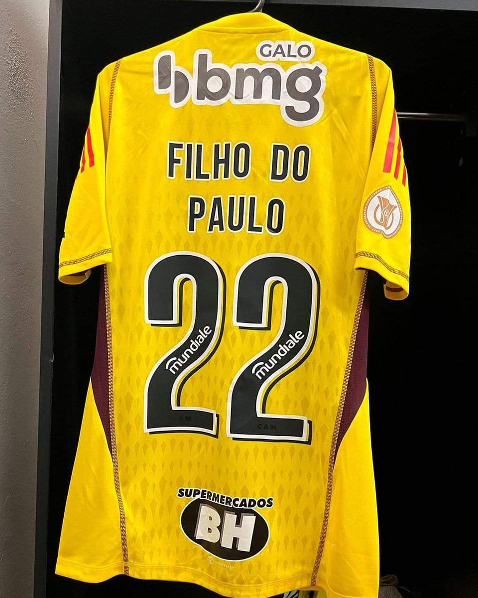 Brasserpod's tweet photo. I dag er det Fars Dag i Brasilien.
Det markerer Atlético MG med trøjer hvor spillernes fædre hyldes på forskellige måder. På målmandstrøjen står der f.eks Søn af Paulo. Den slags dage holdes meget i hævd i Brasilien.
Atlético spiller i dette øjeblik mod Bahia. 0-0 ved pausen. https://t.co/9Msz6SruF2