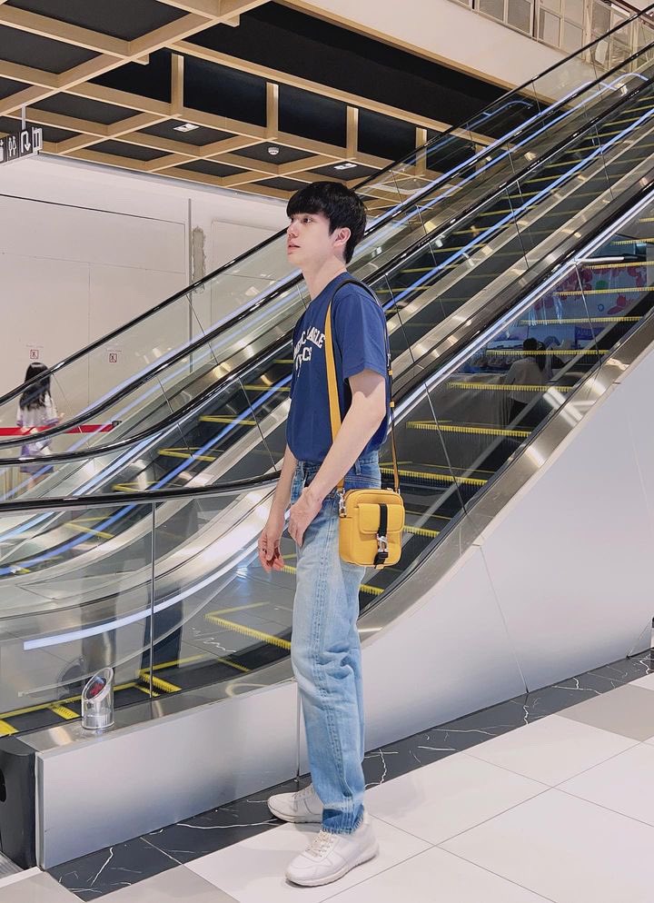 with_tee's tweet photo. 𝙸𝙶𝚂 :𝚝𝚎𝚎_𝚓𝚊𝚛𝚞𝚓𝚒

🥰 เราชอบตัวเองตอนเผลอ แล้วเธอชอบเราตอนไหน 😎

#TEeThanapon 
#AmericanEagleth  #Pacificagroup #CoachNY  #aexme https://t.co/lGnDWZCp1p