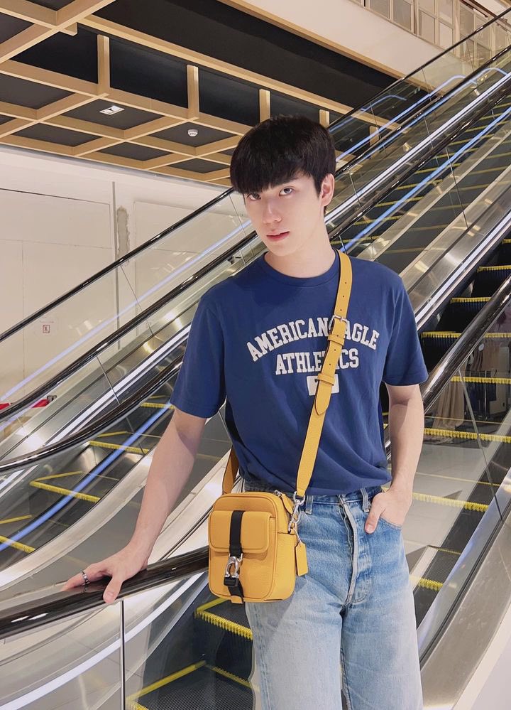 with_tee's tweet photo. 𝙸𝙶𝚂 :𝚝𝚎𝚎_𝚓𝚊𝚛𝚞𝚓𝚒

🥰 เราชอบตัวเองตอนเผลอ แล้วเธอชอบเราตอนไหน 😎

#TEeThanapon 
#AmericanEagleth  #Pacificagroup #CoachNY  #aexme https://t.co/lGnDWZCp1p