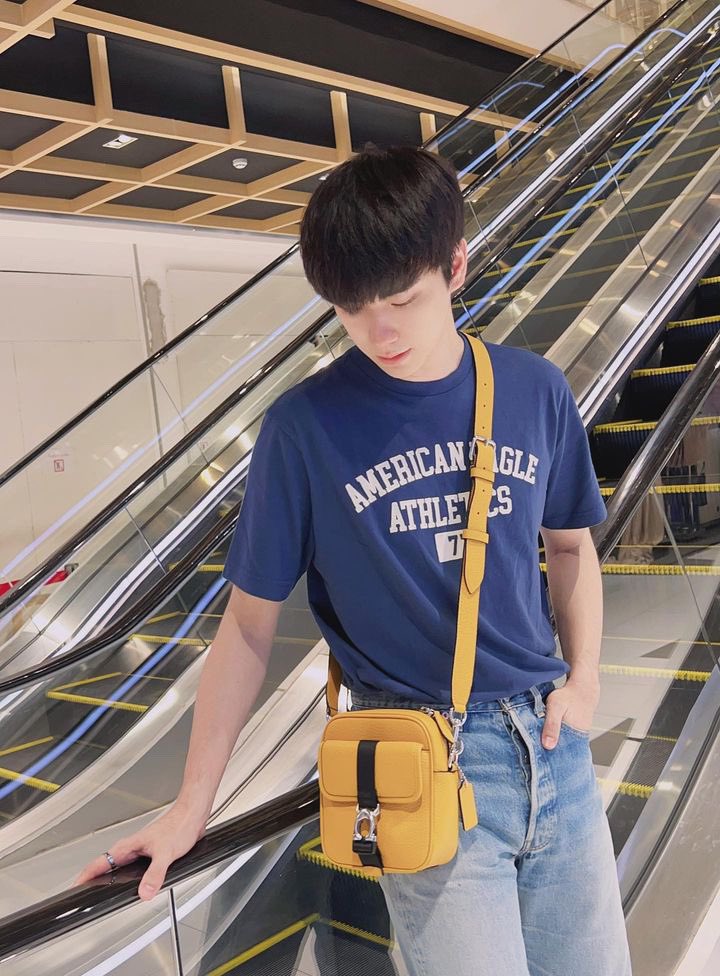 with_tee's tweet photo. 𝙸𝙶𝚂 :𝚝𝚎𝚎_𝚓𝚊𝚛𝚞𝚓𝚒

🥰 เราชอบตัวเองตอนเผลอ แล้วเธอชอบเราตอนไหน 😎

#TEeThanapon 
#AmericanEagleth  #Pacificagroup #CoachNY  #aexme https://t.co/lGnDWZCp1p