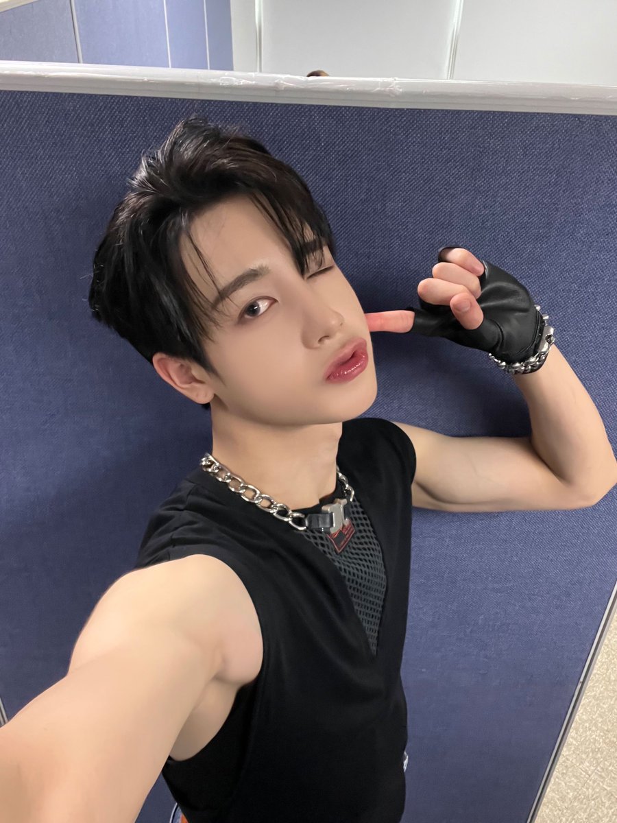xikers_official's tweet photo. [#헌터] wink vs no wink 😜😗
#xikers #싸이커스 https://t.co/beremWmyjr