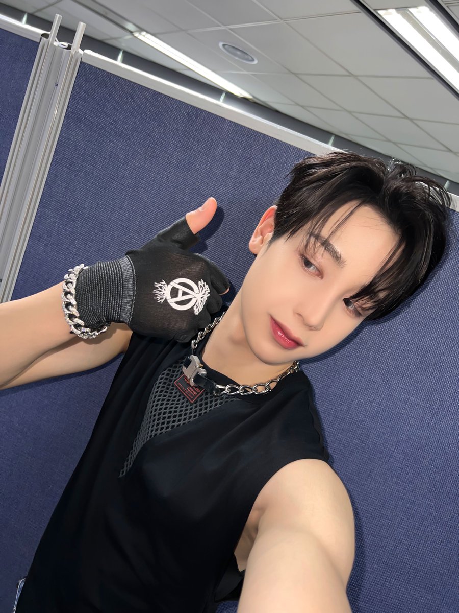 xikers_official's tweet photo. [#헌터] wink vs no wink 😜😗
#xikers #싸이커스 https://t.co/beremWmyjr