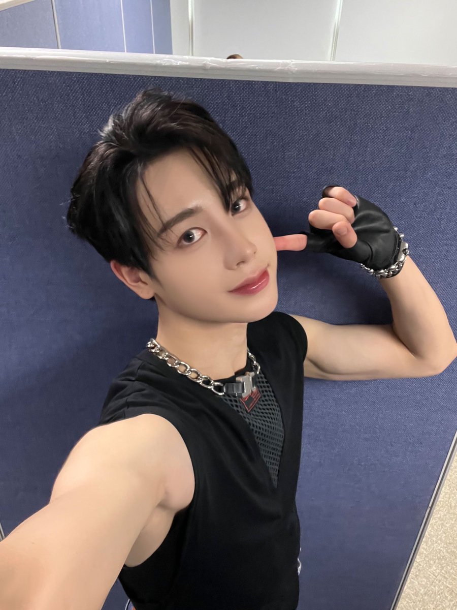 xikers_official's tweet photo. [#헌터] wink vs no wink 😜😗
#xikers #싸이커스 https://t.co/beremWmyjr