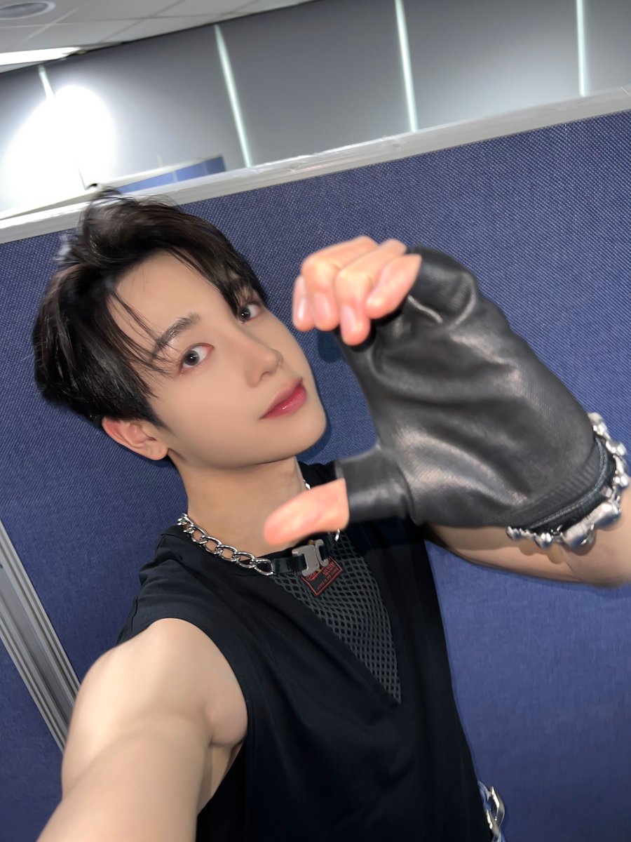 xikers_official's tweet photo. [#헌터] wink vs no wink 😜😗
#xikers #싸이커스 https://t.co/beremWmyjr