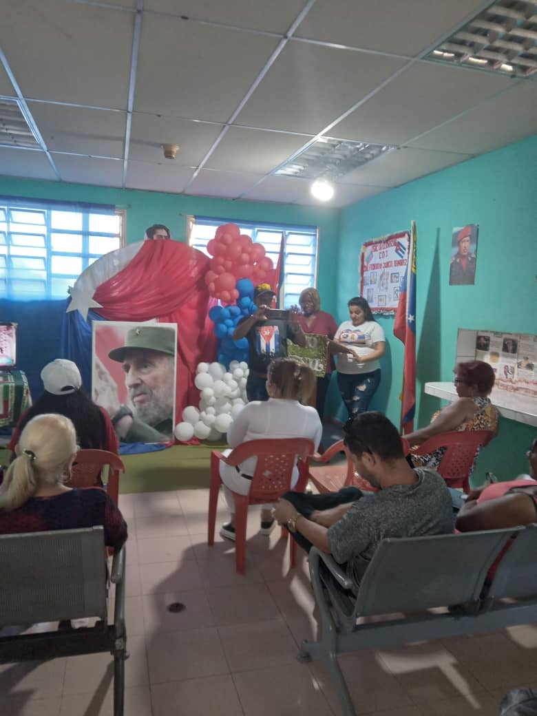 Todos queremos tocarlo, sentirlo, verlo en cada tribuna, en cada plaza. @LloviznaLa <a href="/cubacooperaven/">Brigada Médica Cubana en Venezuela</a> #FidelPorSiempre <a href="/japortalmiranda/">José Angel Portal Miranda</a> #CubaPorLaVida <a href="/EduanysR/">Eduanys Toribio Rodríguez</a> <a href="/LianetPulsant/">Lianet Pulsant</a> <a href="/YaquelineMiran4/">Yaqueline Miranda</a> <a href="/Doctor_Adriel/">The Doctor Adriel Go</a>